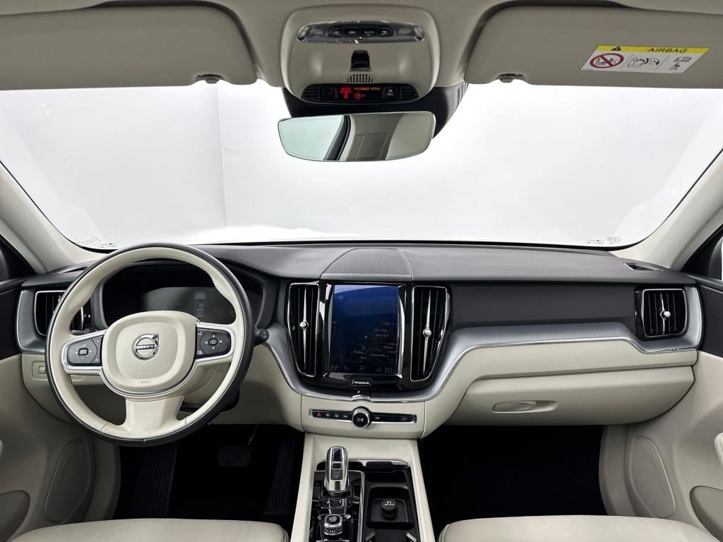 Volvo XC60 t8 390pk recharge momentum|