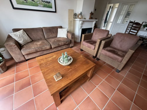 Te koop aangeboden: zithoek bestaande uit 2 stoelen, 1 bank en salontafel