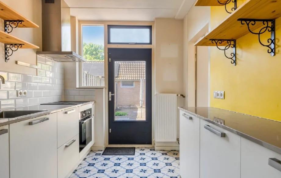 Moderne witte keuken 2,95 m met natuurstenen blad (2023)