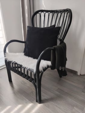 Rotan fauteuil + vachtje + 2 kussens + kleed kwastjes