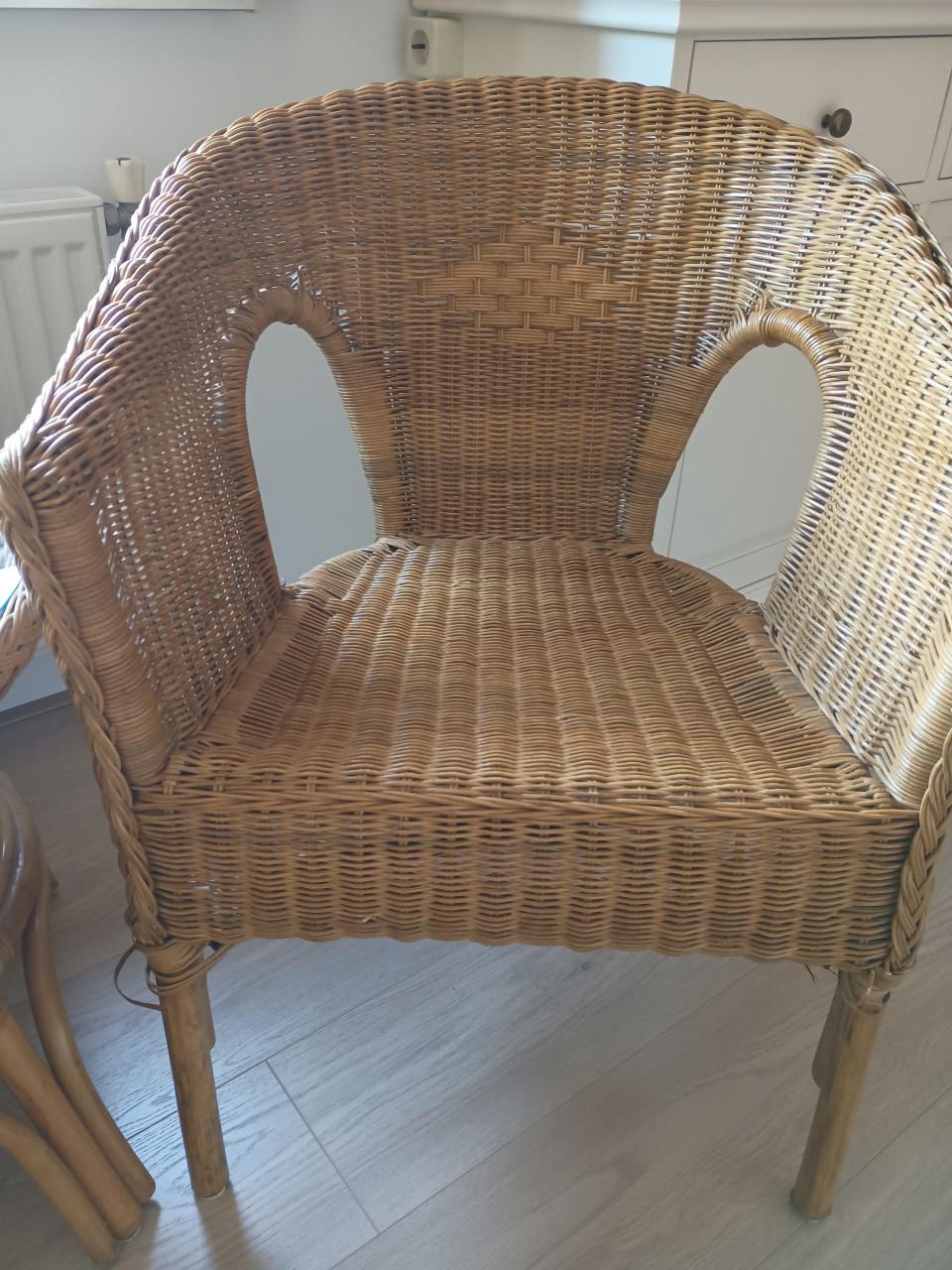 Te koop: set van 2 stoeltjes met tafel