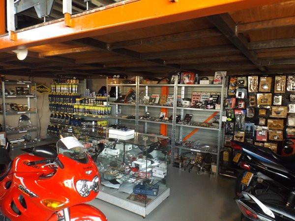 Ruitjes,carbon delen,radiator covers,bellypan,chroom delen en meer