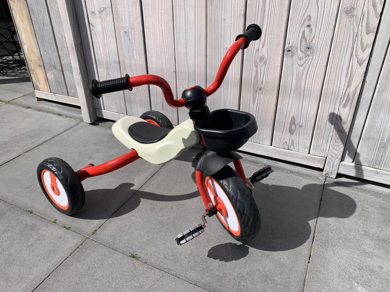 Leuke en stevige rode driewieler