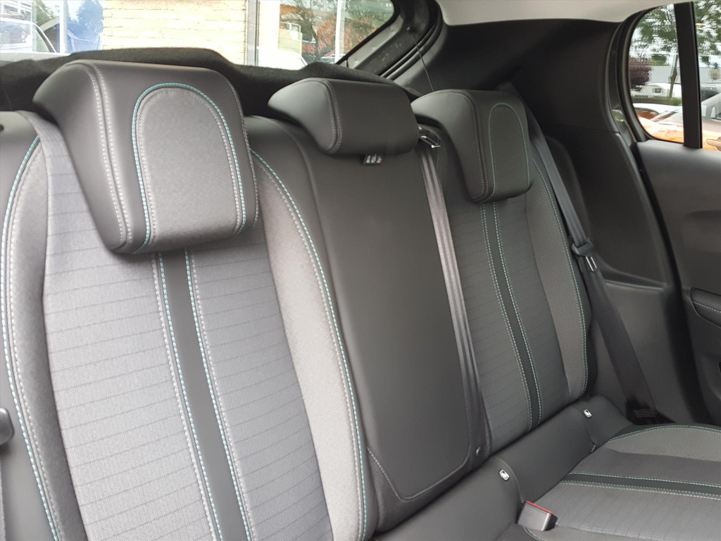 Peugeot 208 1.2 puretech 130pk allure eat8 automaat navigatie | cruise & cl
