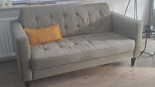 Mooie, groene bank met 2 stoelen