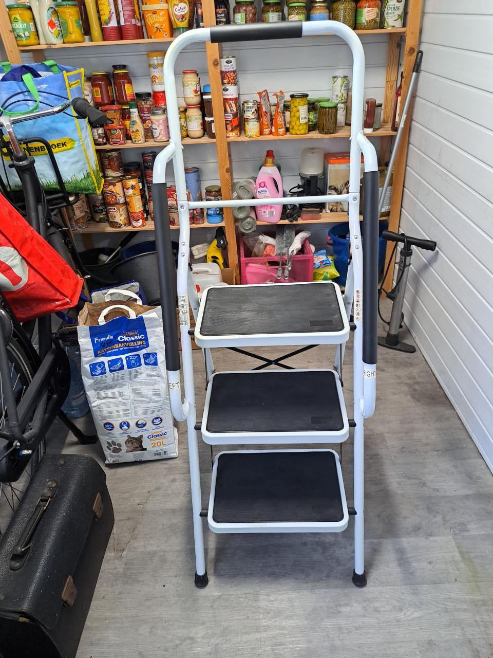 WITTE 3 TREEDS OPVOUWBARE ORIGINELE THUISZORG HUISHOUD TRAP MET HANDVATEN