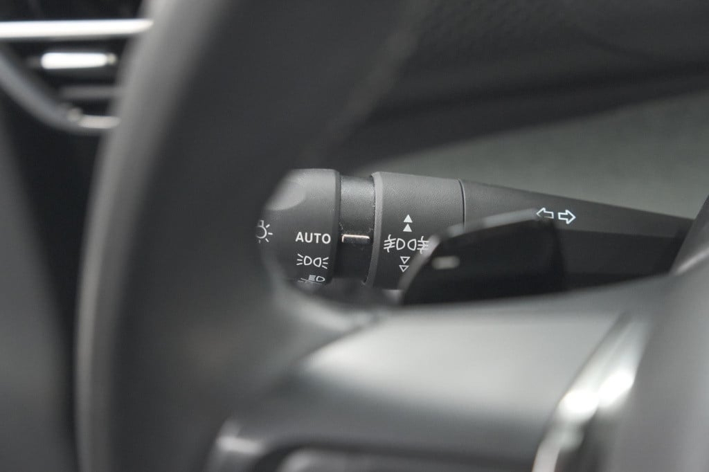 Citroen C4 puretech 130 eat8 shine | camera | head-up display | parkeersens