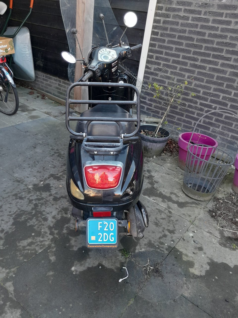 Zwarte Scooter TURBHO.