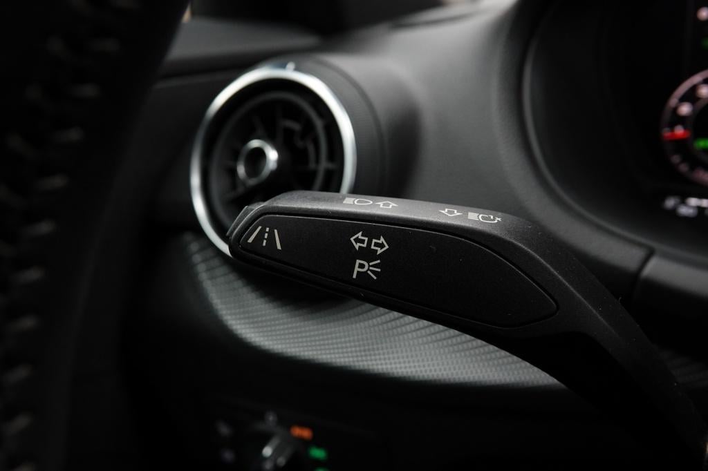 Audi Q2 1.5 tfsi | acc | pdc | carplay | s-line |