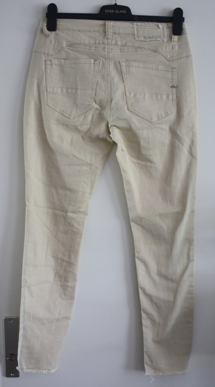 Nieuwe zandkleurige broek maat 36