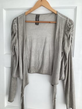 Zilvergrijs vestje met leuke plooitjescaan mouwen maat xl