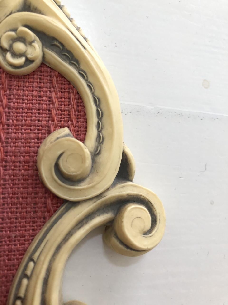 Mooie brocante kunststof barok lijstje/hanger met engel figuurtje