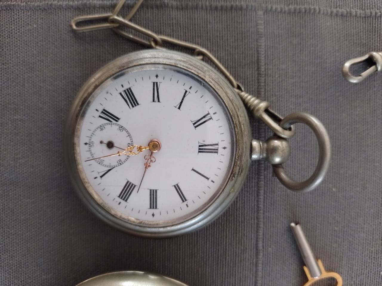 Oude goed werkende zakhorloge met sleutel