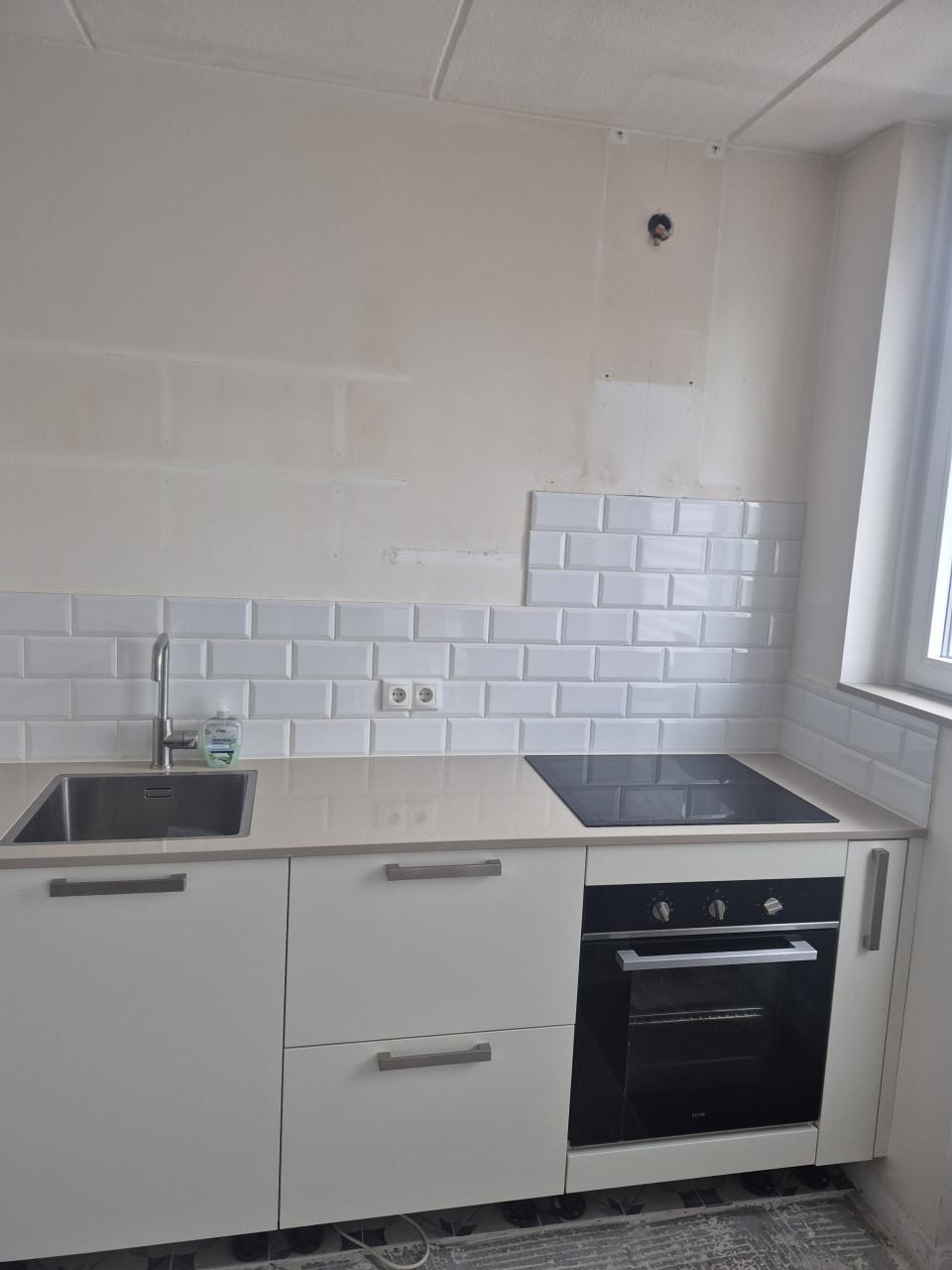 Moderne witte keuken 2,95 m met natuurstenen blad (2023)