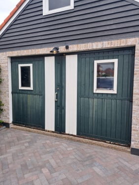 Hardhouten garage deuren