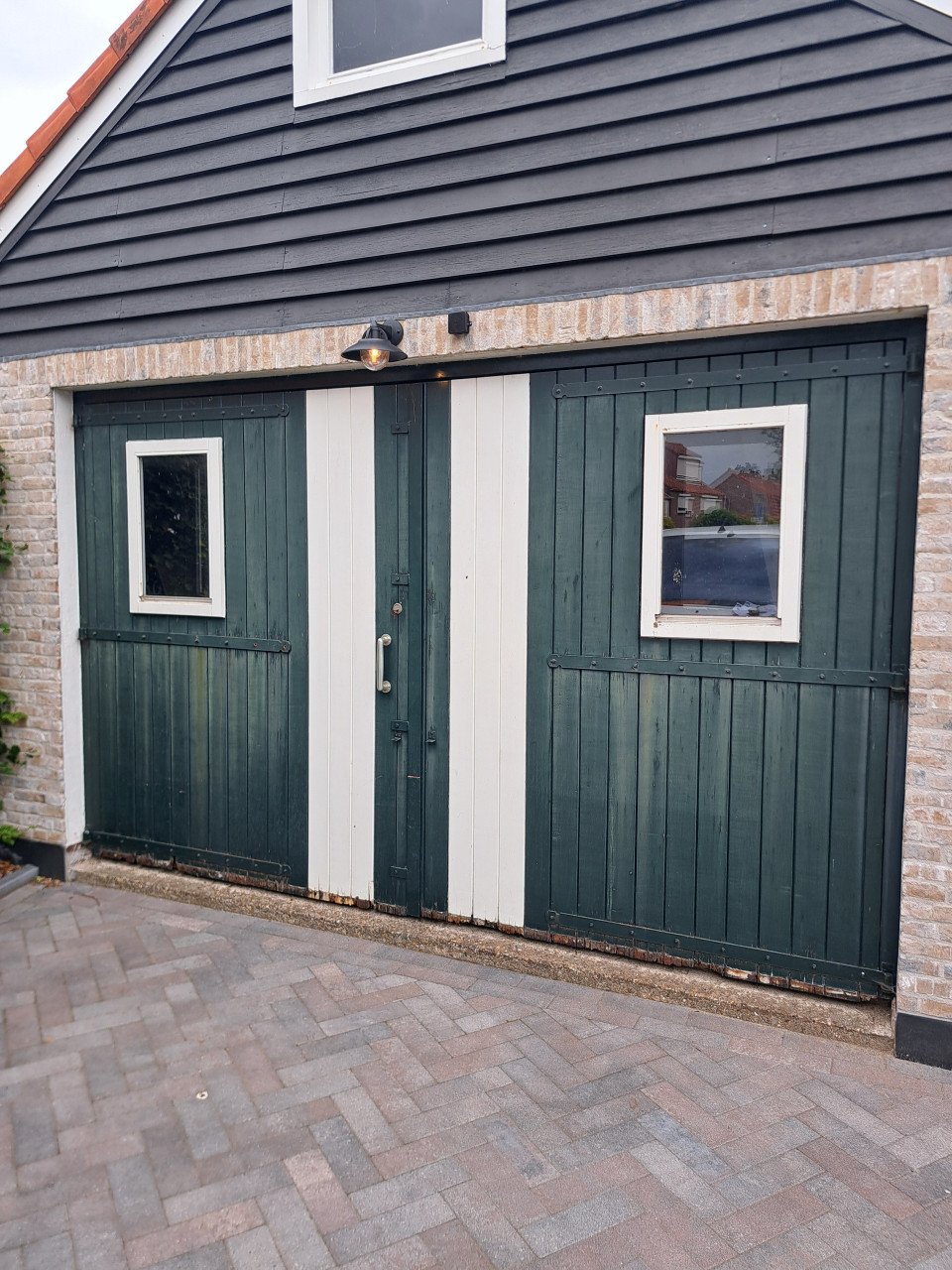 Hardhouten garage deuren