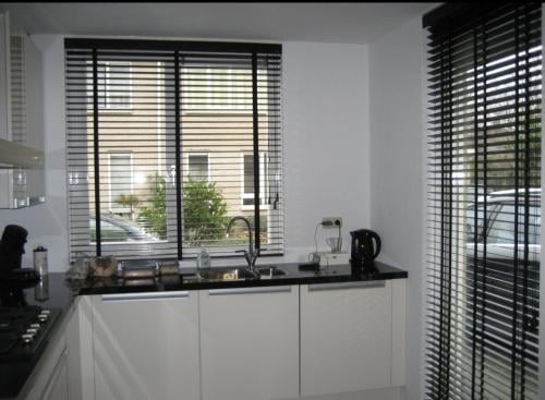 3 Sunway houten jaloezieën zwart (luxaflex)