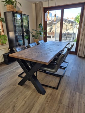 Houten tafel met stalen x poten