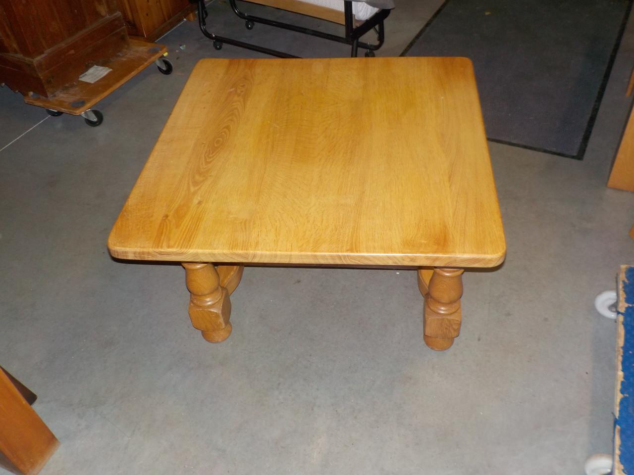 Salontafel geheel massief blank eiken in vrijwel nieuw staat 79 x 80 cm