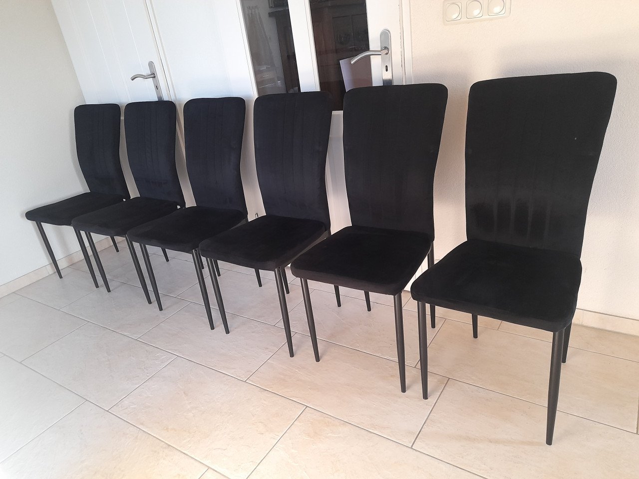 6  Zwarte Stoelen ( in goede nette staat)