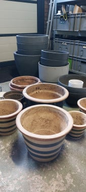 Grote bloempotten tuin