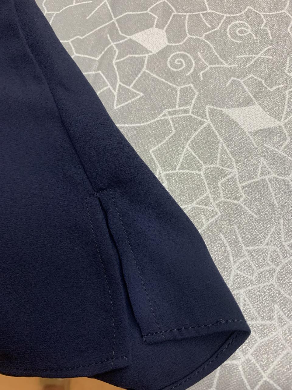 Dames shirt.     Question. Marineblauw met Wit.