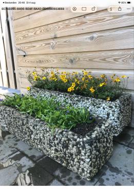 2 plantenbakken kiezelstenen op beton 80cm