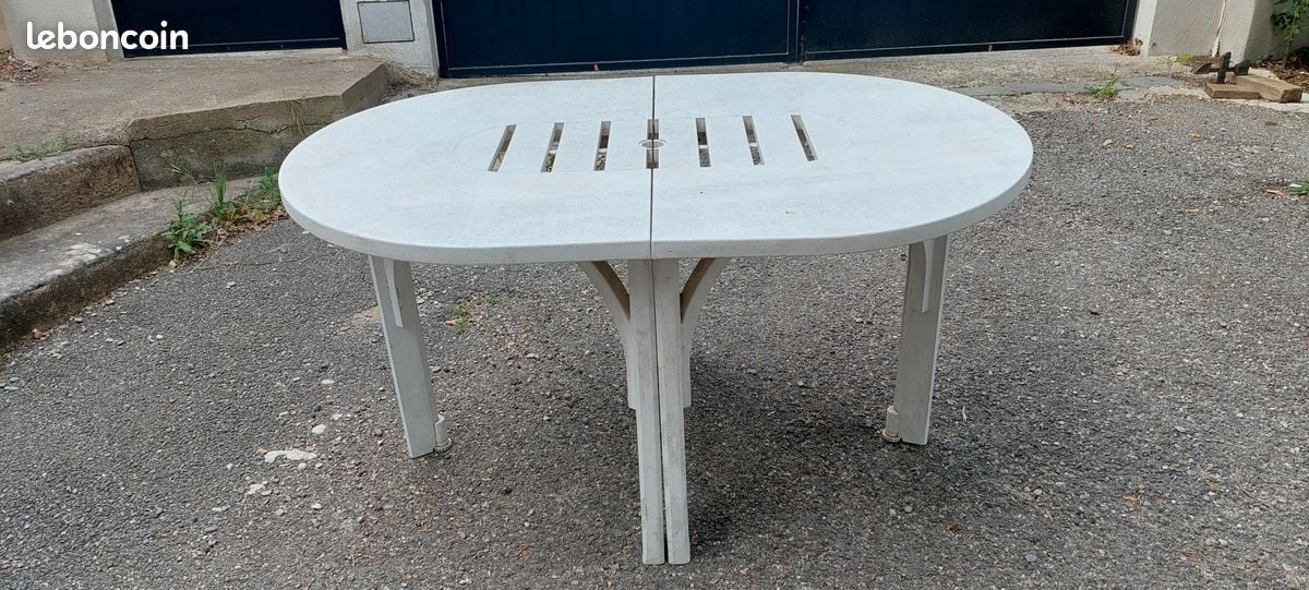 Stevig Kunststof tuintafel wit met inzetstuk  / parasolgat