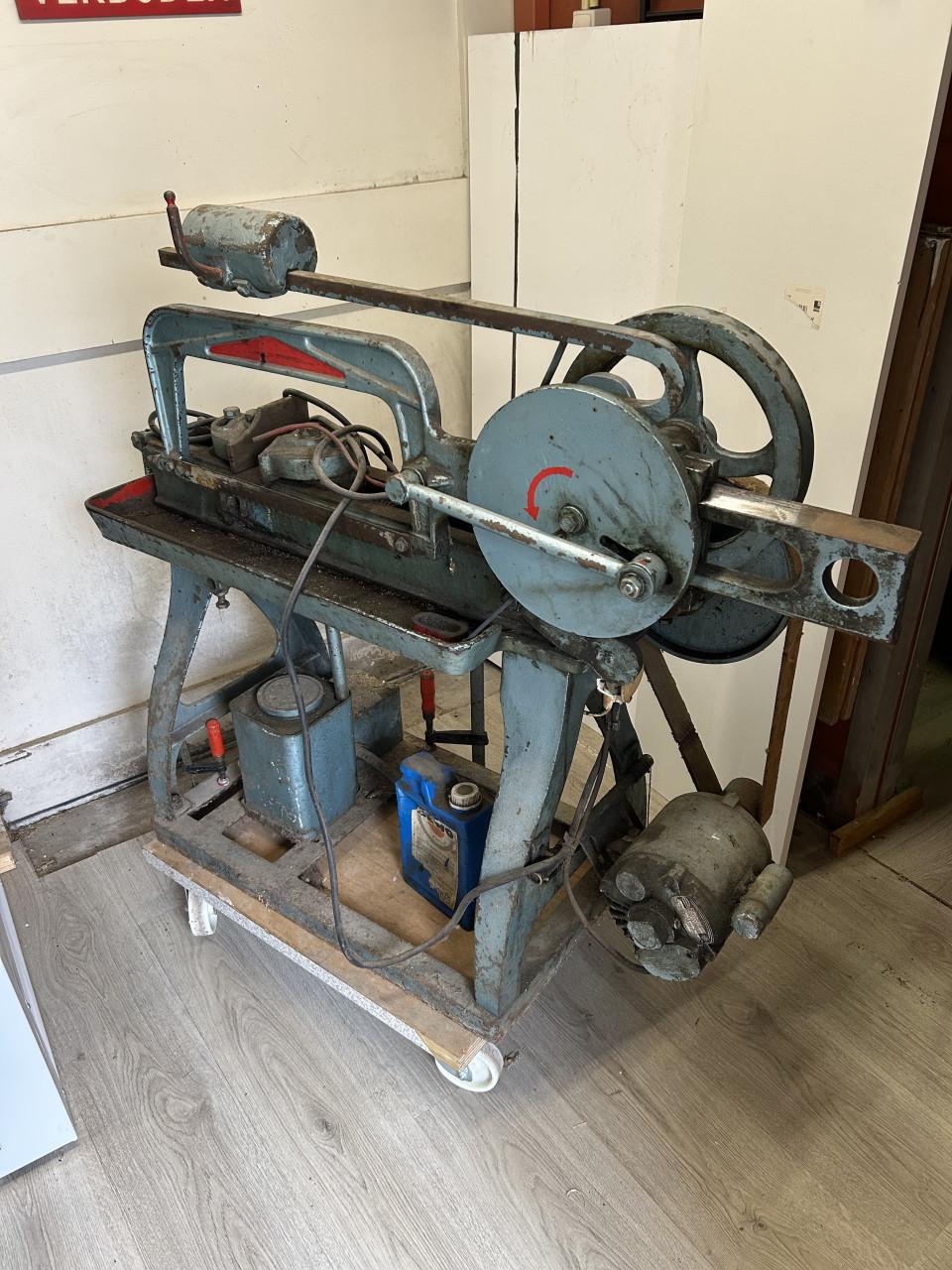 Metaal beugelzaagmachine
