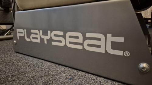 Playseat met thrustmaster force feedback stuur