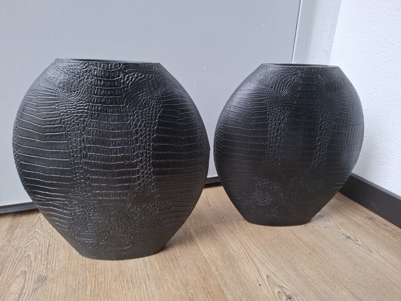 Set zwarte stenen vazen