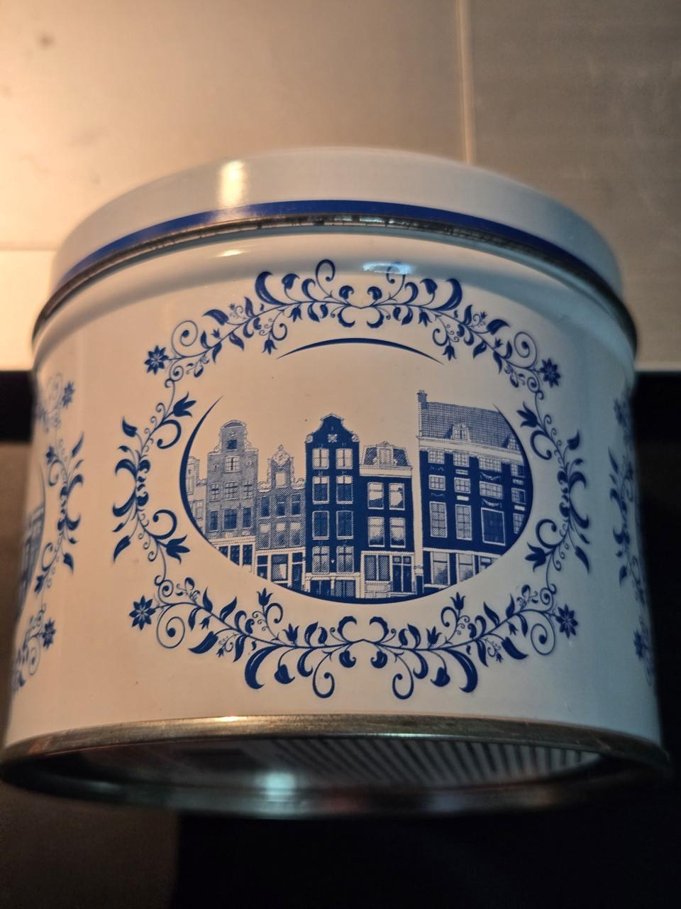 Delfts blauw stroopwafelblik met Amsterdamse grachtenpandjes.