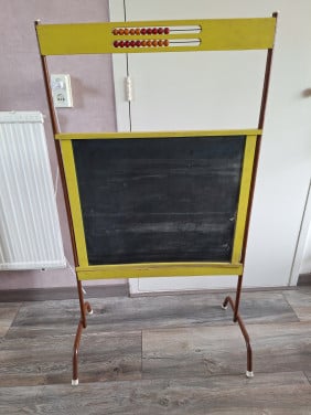 Schoolbord/ tekenbord/met telraam. Retro