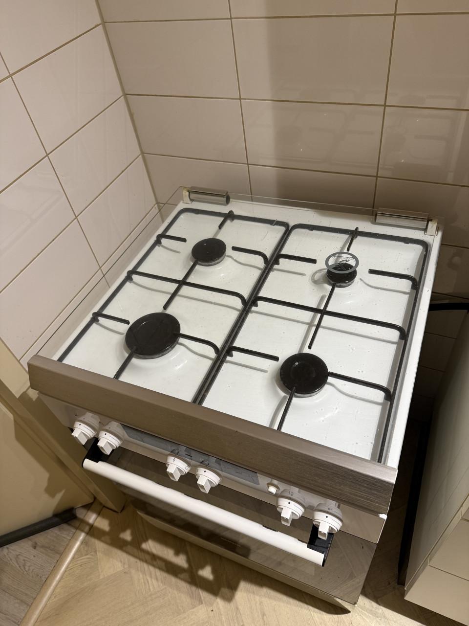 Koelkast, wasmachine en gaskeuken