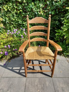 Massief eiken stoel met biezen zitting
