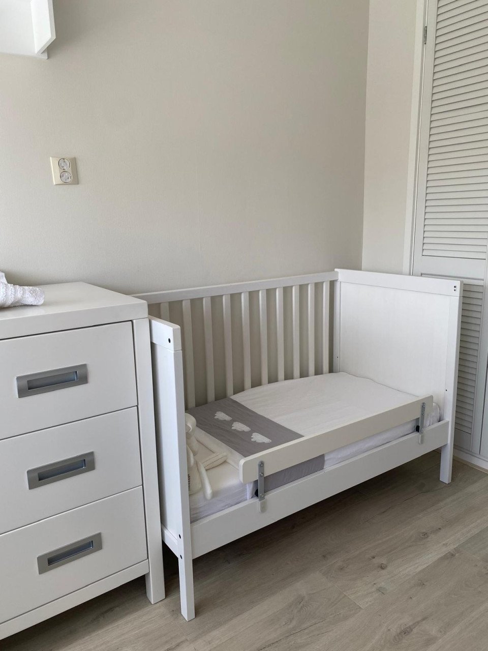 Als nieuw: commode, ledikantje en wandplank