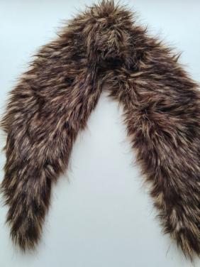 Bruine / zwart gemêleerd, imitatiebont (faux fur) kraag of stola.