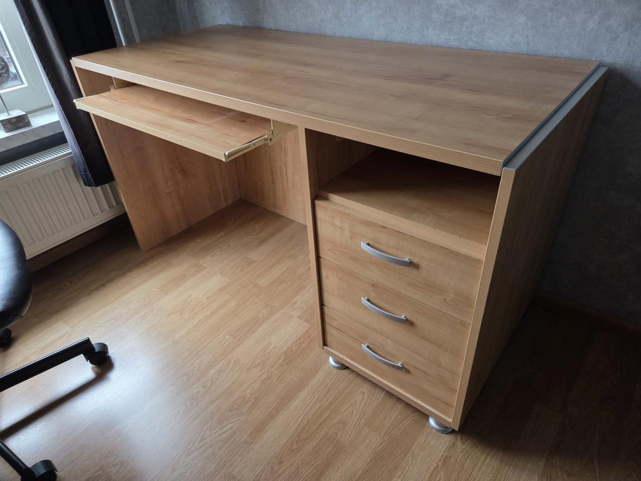 Degelijke slaap-/tienerkamer