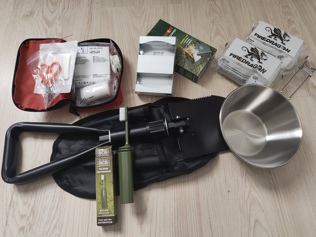 Camping/backpack kookset met noodschep en ehbo set