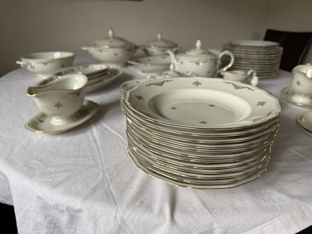 Diverse schalen en borden, theepot e.d.