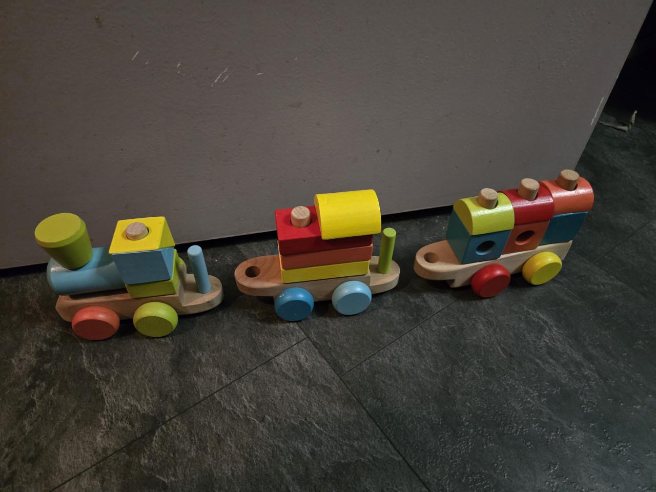 Houten blokkenstapeltrein. 18-delig  L 16 cm per wagon, H 12 cm