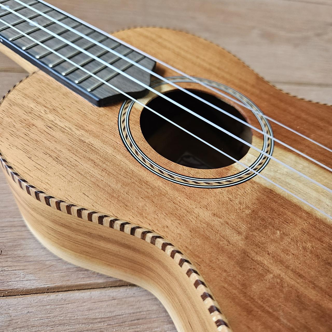 Prachtig nieuwe ukelele met gratis alle benodigde accessoires