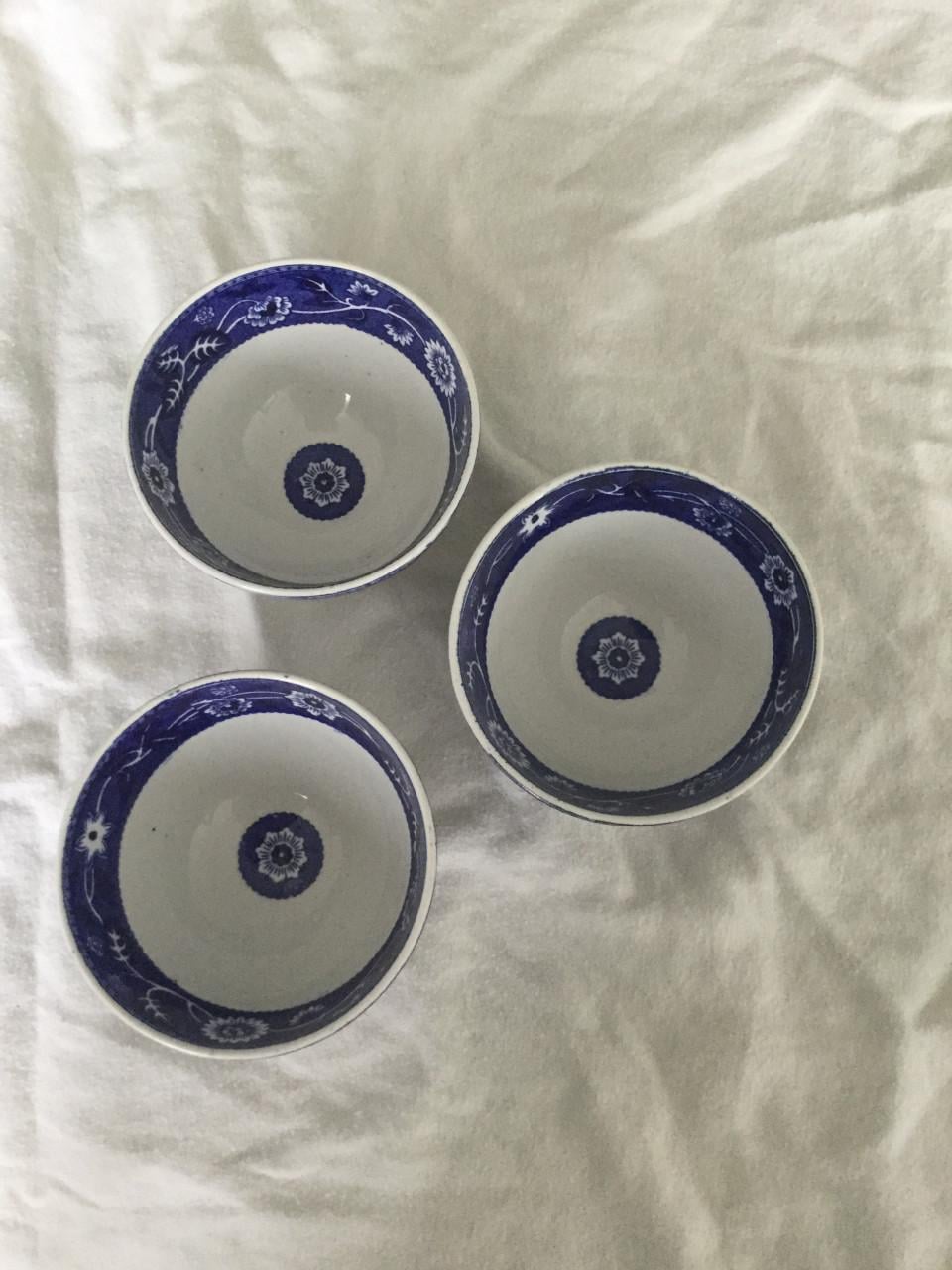 Deze prachtige set bestaat uit drie antieke kommen