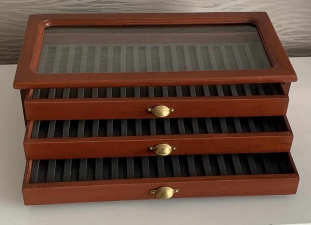 Vitrine met 3 laden voor 50 pennen