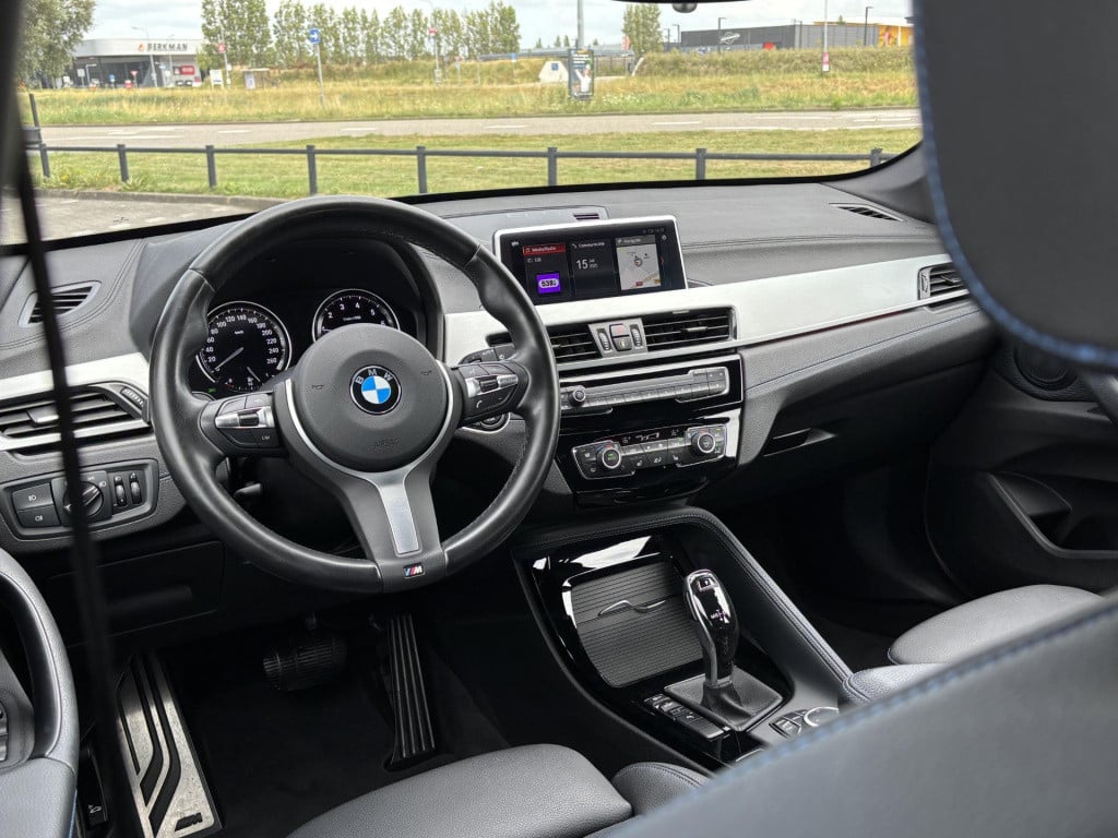 BMW X1 sdrive18i high executive m sport | trekhaak afneembaar | sportstoele