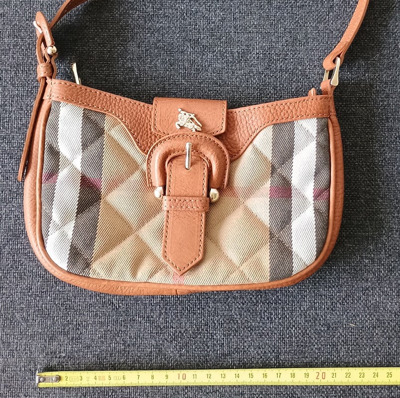 BURBERRY nova check little bag.