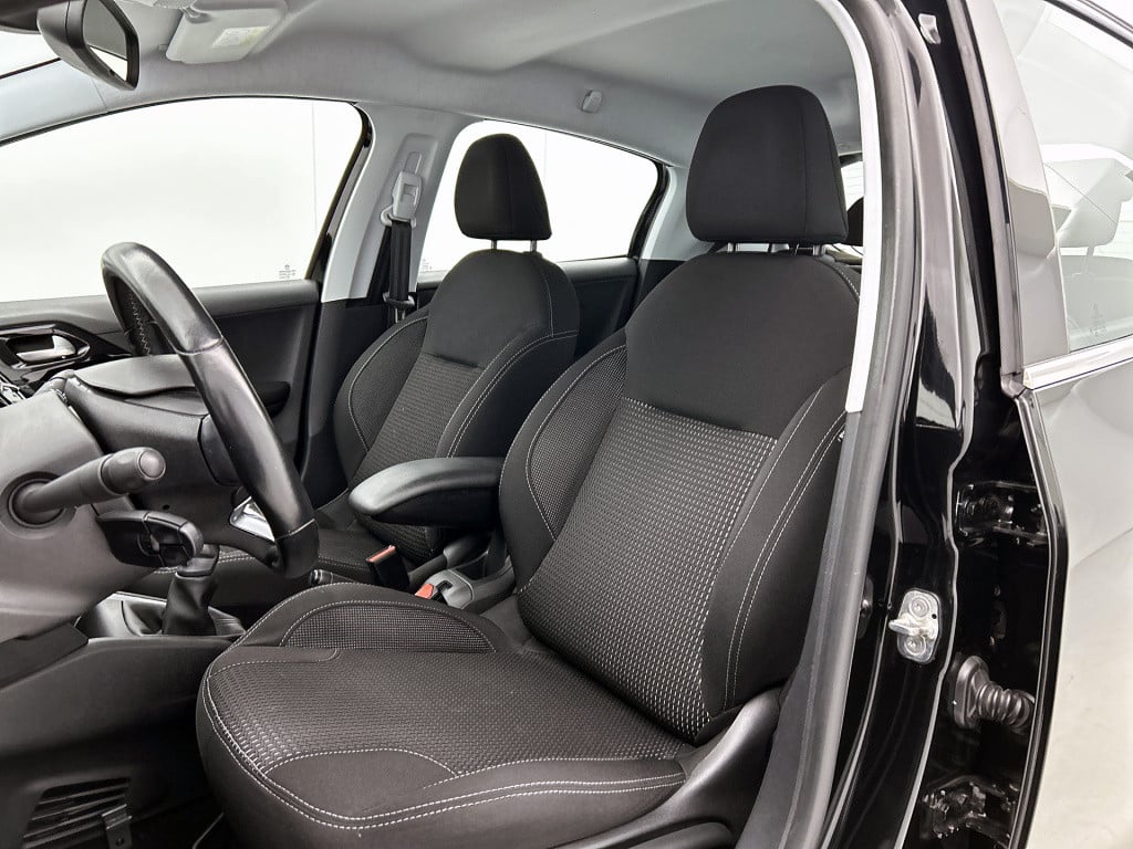 Peugeot 208 82pk blue lease executive | rijklaar | navigatie | climate cont