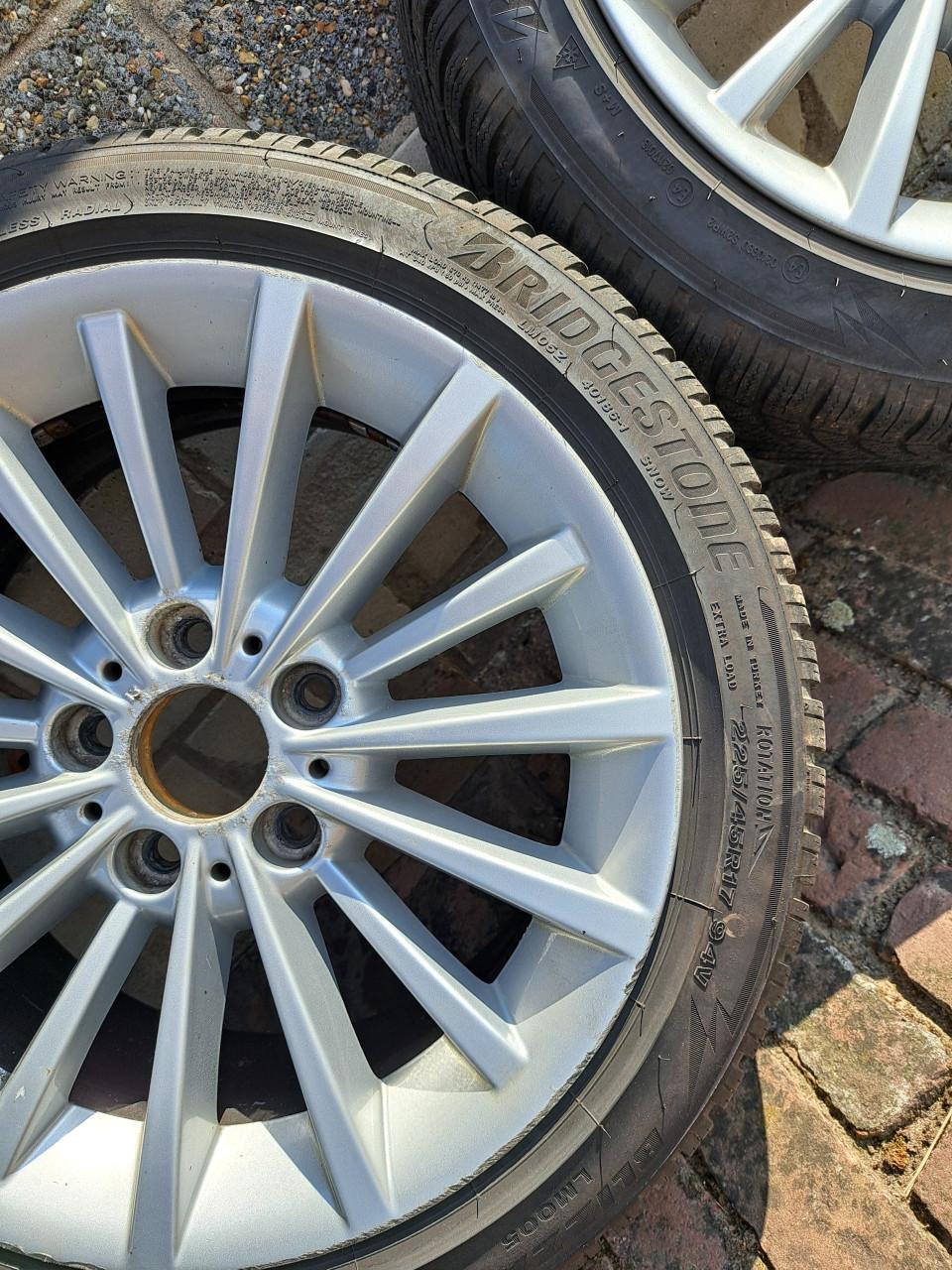 Set 4 winterbanden op originele lichtmetalen BMW velgen