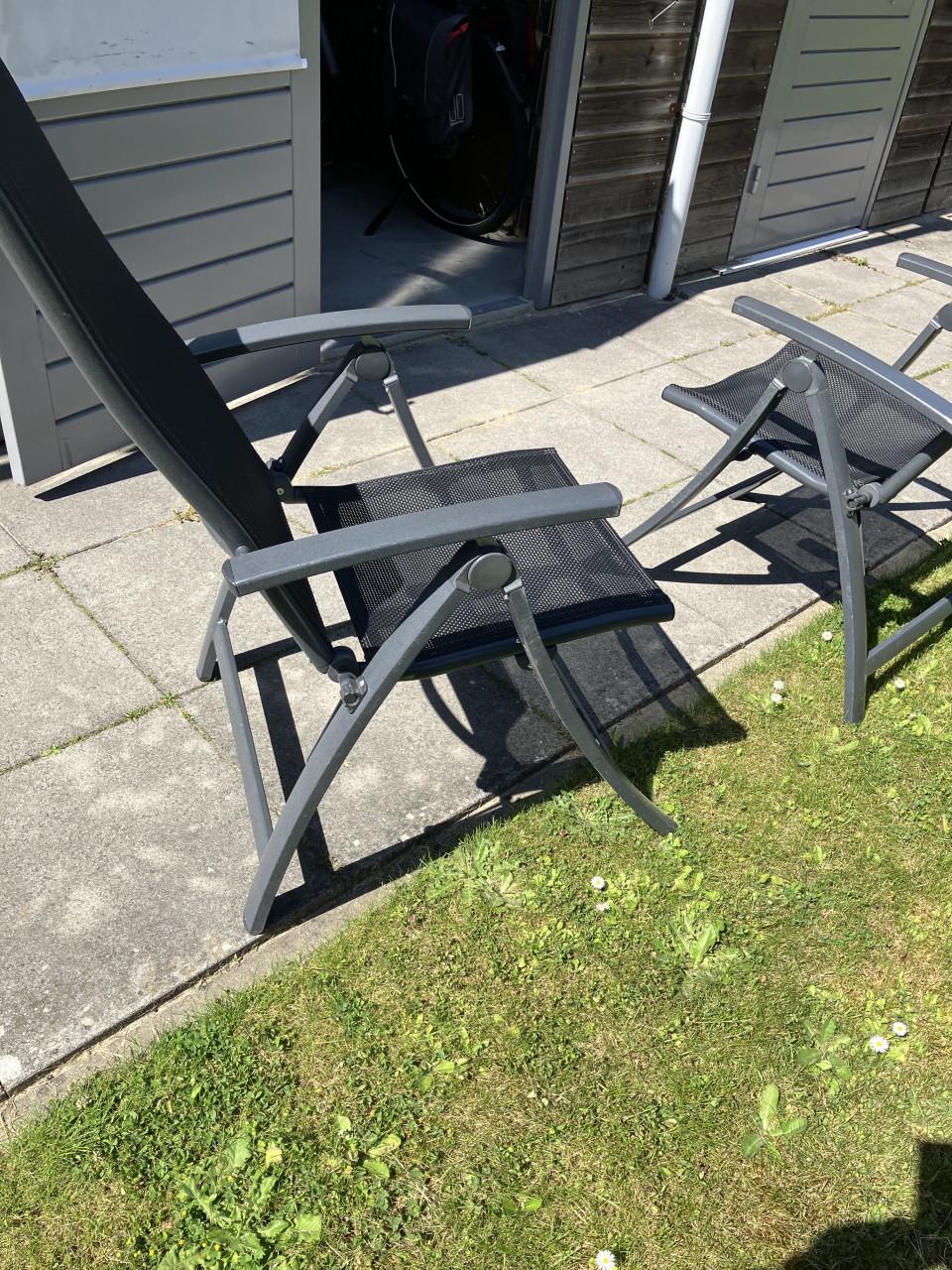 Te koop i.z.g.staat 3 inklapbare en verstelbare metalen stoelen