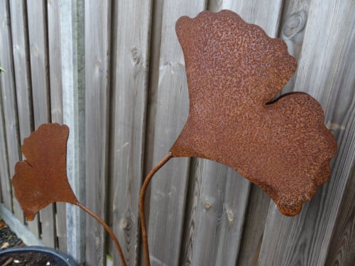 Tuinsteker van met roestige Ginkgo bladeren